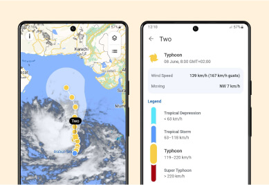 Изображения телефонов, показывающих путь бури и ее информацию на карте
