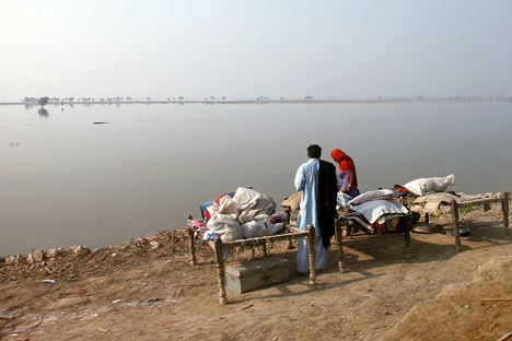 2010 Pakistan floods: farmers camping near inundated fields