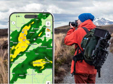 Rainviewer ऐप के साथ खुले फ़ोन का चित्र, जो प्रति घंटा मौसम पूर्वानुमान दिखा रहा है